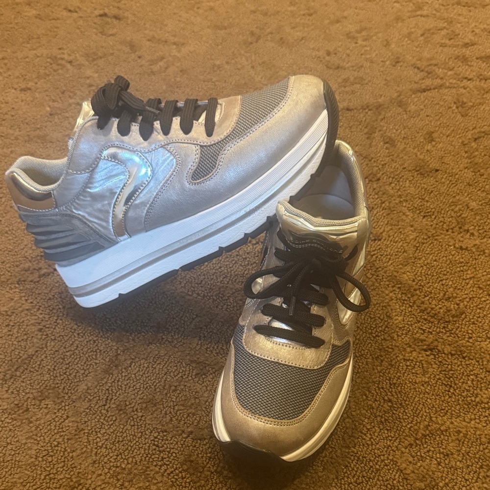 Voile Blanche Women's Sneakers. Metallic w/shiny silver detail. 37 size 7 incl.